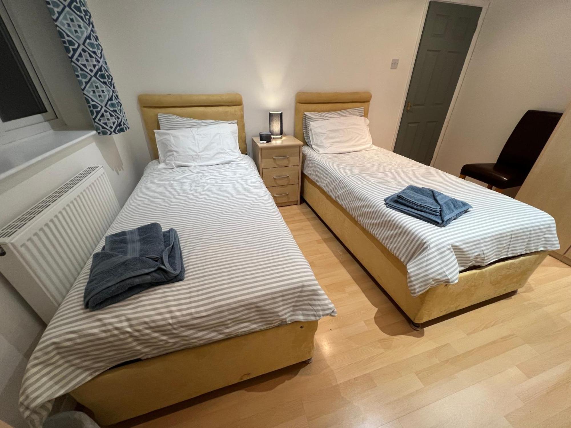 Twin Room At The Bungalow With Shared Shower Room ケタリング エクステリア 写真