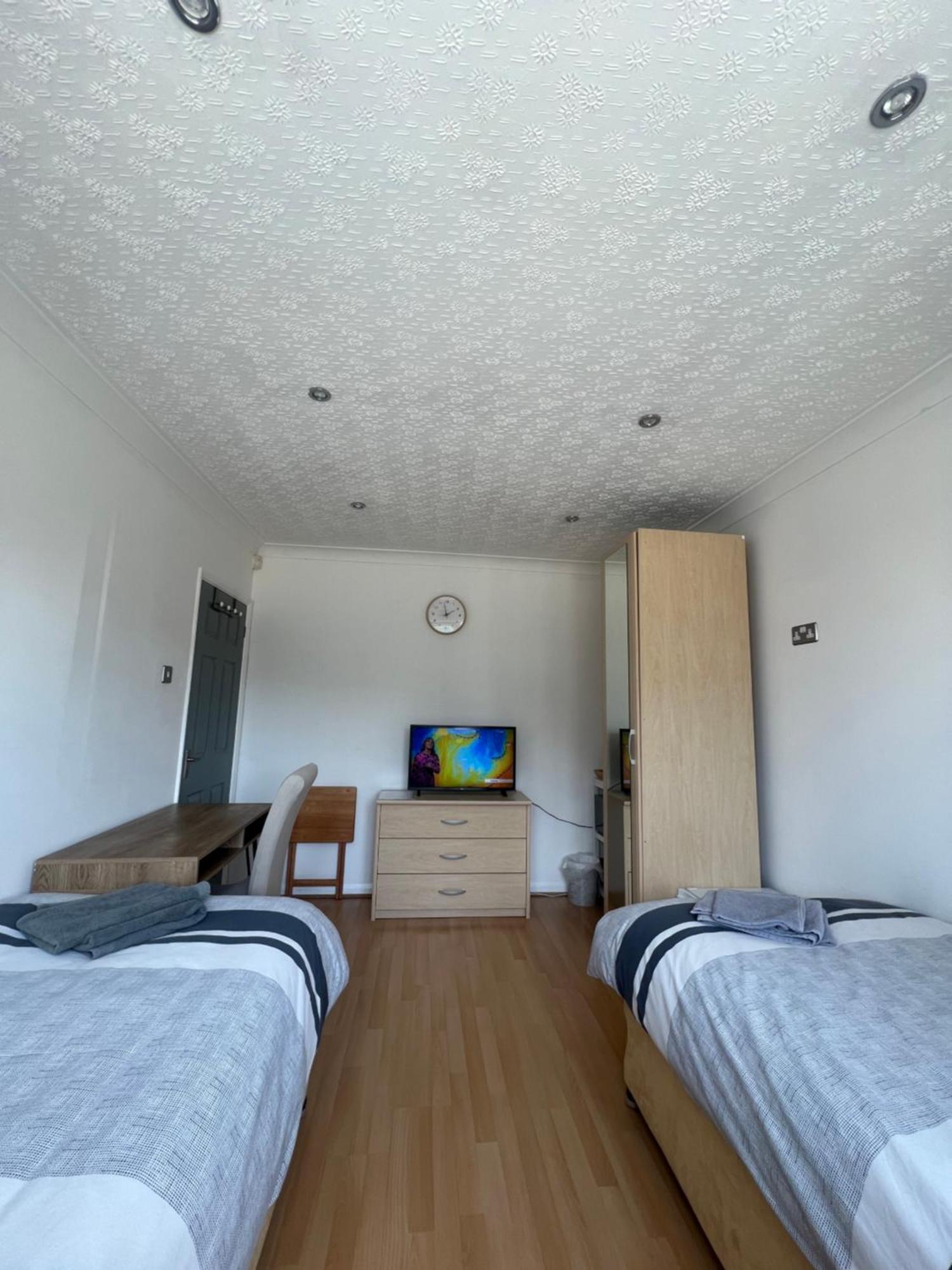 Twin Room At The Bungalow With Shared Shower Room ケタリング エクステリア 写真